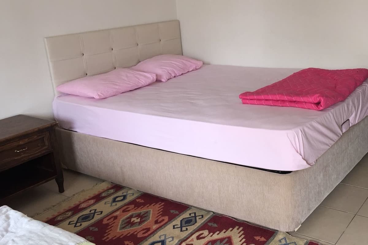 1 bedroom, desk, WiFi (free)
