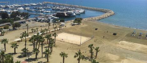En la playa, vóleibol de playa, bote de remos, pesca