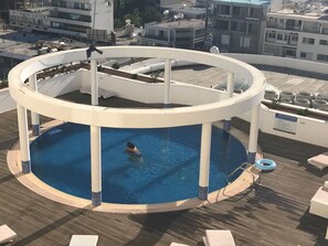 Outdoor pool, pool umbrellas, pool loungers - Finikoudes Luxury Apartments (Larnaca)