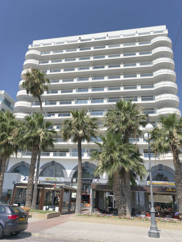 Property entrance - Finikoudes Luxury Apartments (Larnaca)