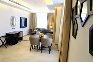 Premium Apartment, 1 King Bed, Non Smoking | In-room safe, desk, blackout drapes, soundproofing