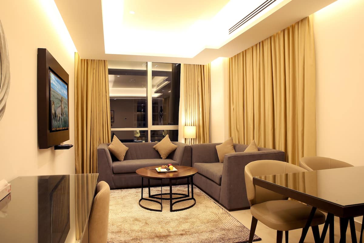 Premium Apartment, 1 King Bed, Non Smoking | In-room safe, desk, blackout drapes, soundproofing
