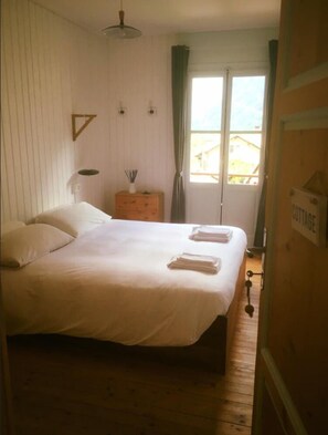 Free minibar, free cots/infant beds, free WiFi, bed sheets