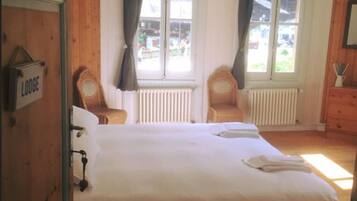 Minibar với thức uống miễn phí, nôi (giường cho trẻ sơ sinh) miễn phí