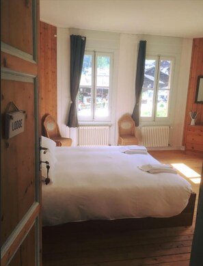 Kostenlose Minibar, kostenlose Babybetten, kostenloses WLAN, Bettwäsche