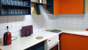 Full-size fridge, microwave, oven, stovetop