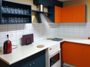 Full-sized fridge, microwave, oven, stovetop - Welcommon Hostel (Athens)