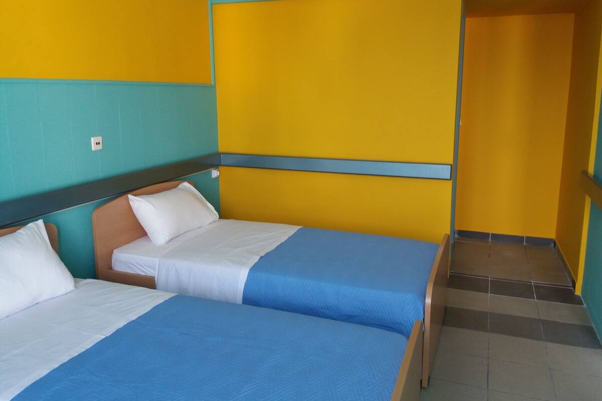 Cortinas blackout, tabla de planchar con plancha y wifi gratis 