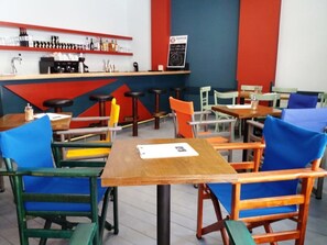 Bar (on property) - Welcommon Hostel (Athens)