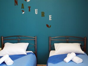 Chambre Triple, balcon | Rideaux occultants, fer et planche à repasser, Wi-Fi gratuit