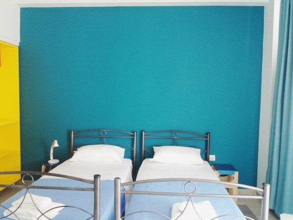 Blackout curtains, iron/ironing board, free WiFi, bed sheets - Welcommon Hostel (Athens)