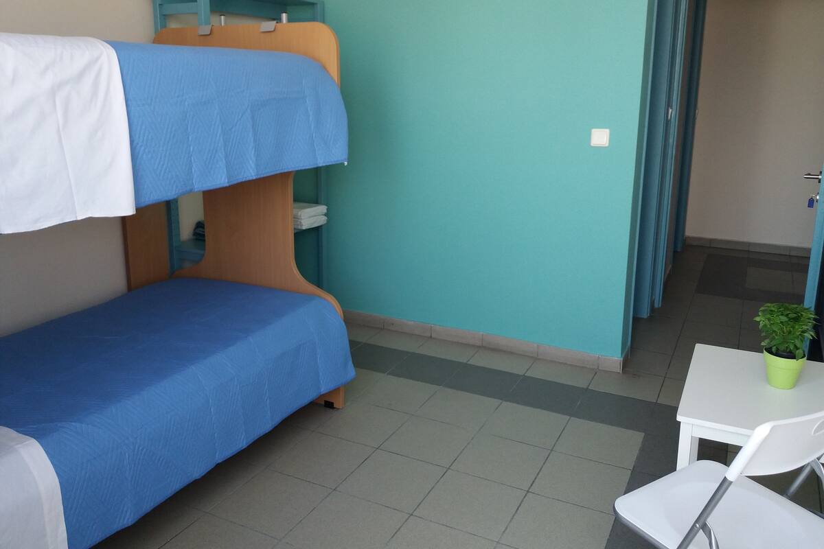 Cortinas blackout, tabla de planchar con plancha y wifi gratis 