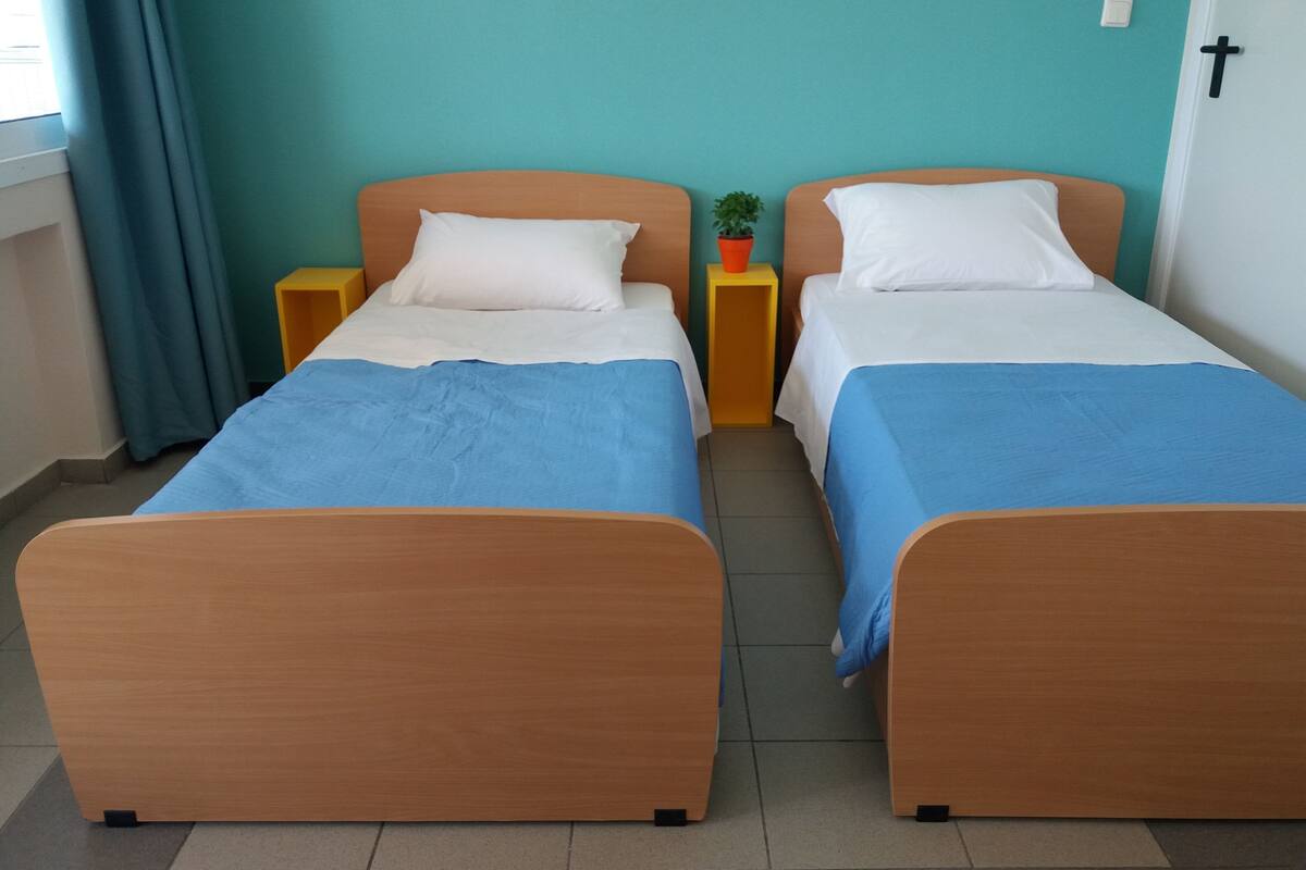 Cortinas blackout, tabla de planchar con plancha y wifi gratis 
