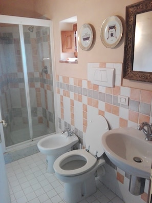 Appartement Confort, 1 chambre | Salle de bain | Douche, articles de toilette (gratuits), séchoir à cheveux, bidet