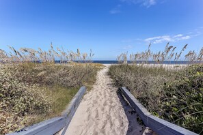 Apartamento, 2 habitaciones | Playa | Ubicación a pie de playa y toallas de playa
