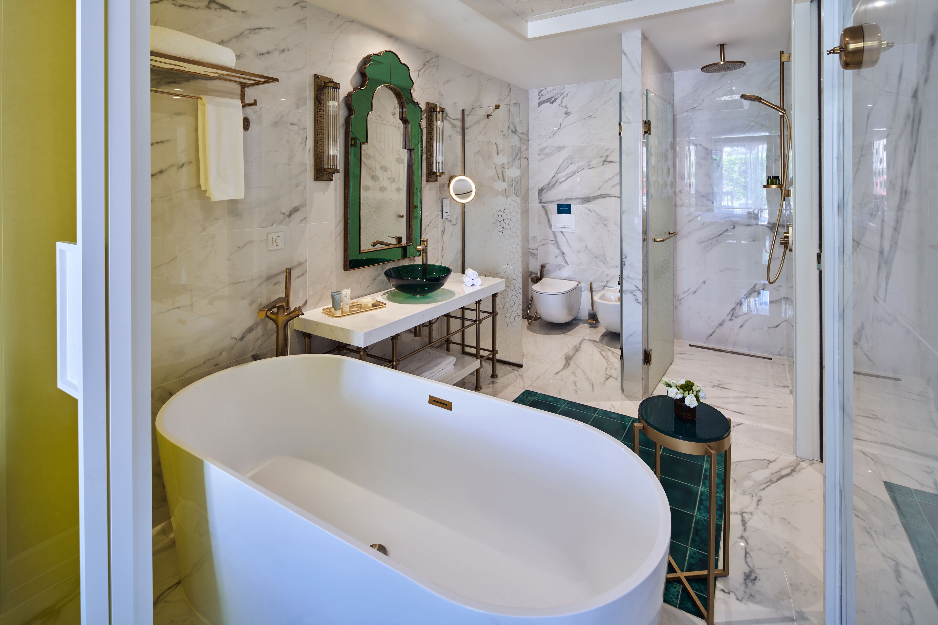 deluxe room - theme park tickets for 2 adults included | bathroom | deep-soaking bathtub, free toiletries, hair dryer, dressing gowns