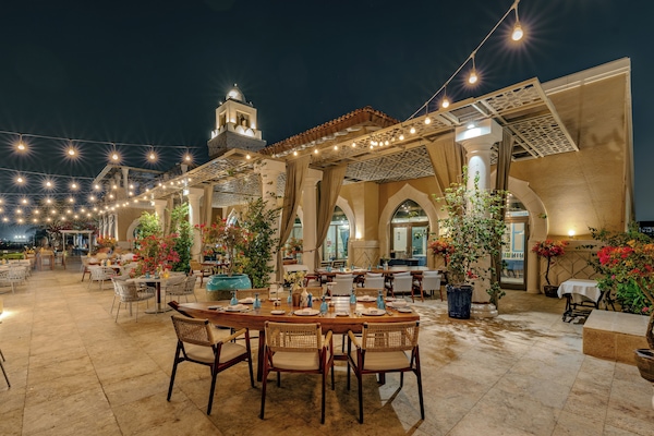6 restaurants; breakfast, lunch, dinner, and brunch served