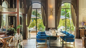 6 restaurantes; se sirven desayunos, comidas, cenas y brunch