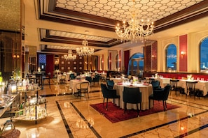 6 restaurants, breakfast, lunch, dinner served; international cuisine