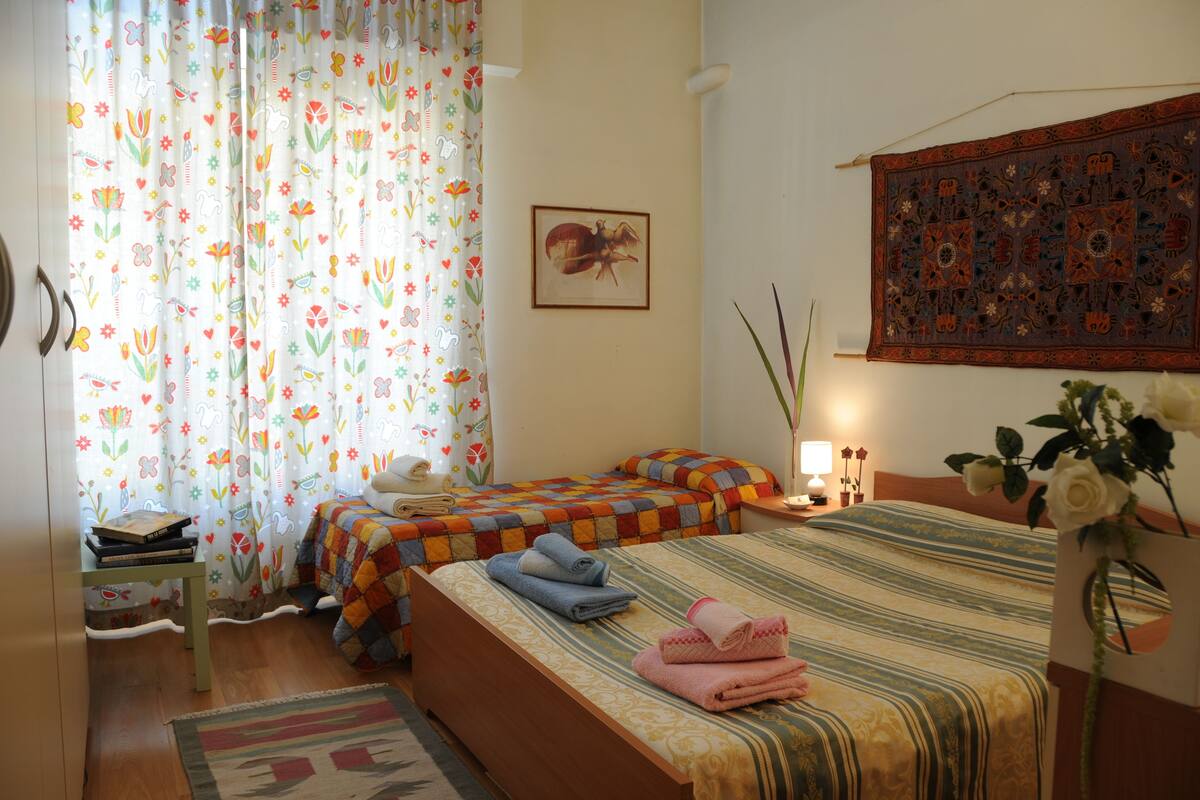 Dreibettzimmer, Gemeinschaftsbad | Ausblick vom Zimmer