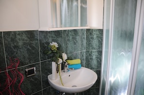 Quadruple Room, Private Bathroom | Bathroom shower