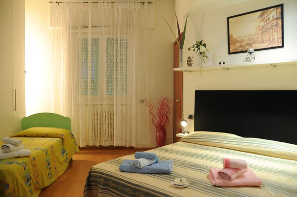 Chambre Quadruple, salle de bains privée | Vue de la chambre