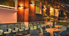 Front of property – evening/night - Albergo Moderna (Salsomaggiore Terme)