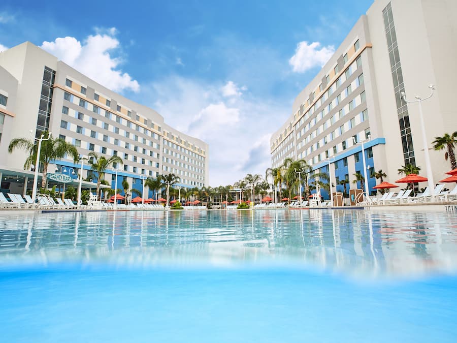 Utendørsbasseng,et oppvarmet basseng, bassengparasoller og solsenger