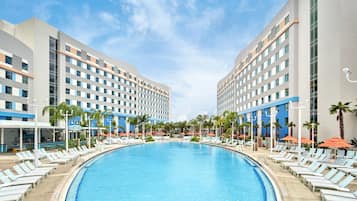 室外游泳池,恒温泳池,池畔遮阳伞,日光浴躺椅