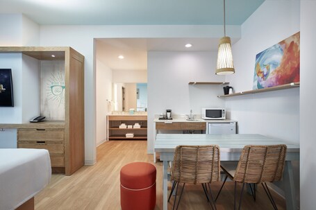 Universal's Endless Summer Resort Surfside Inn and Suites - Image 4