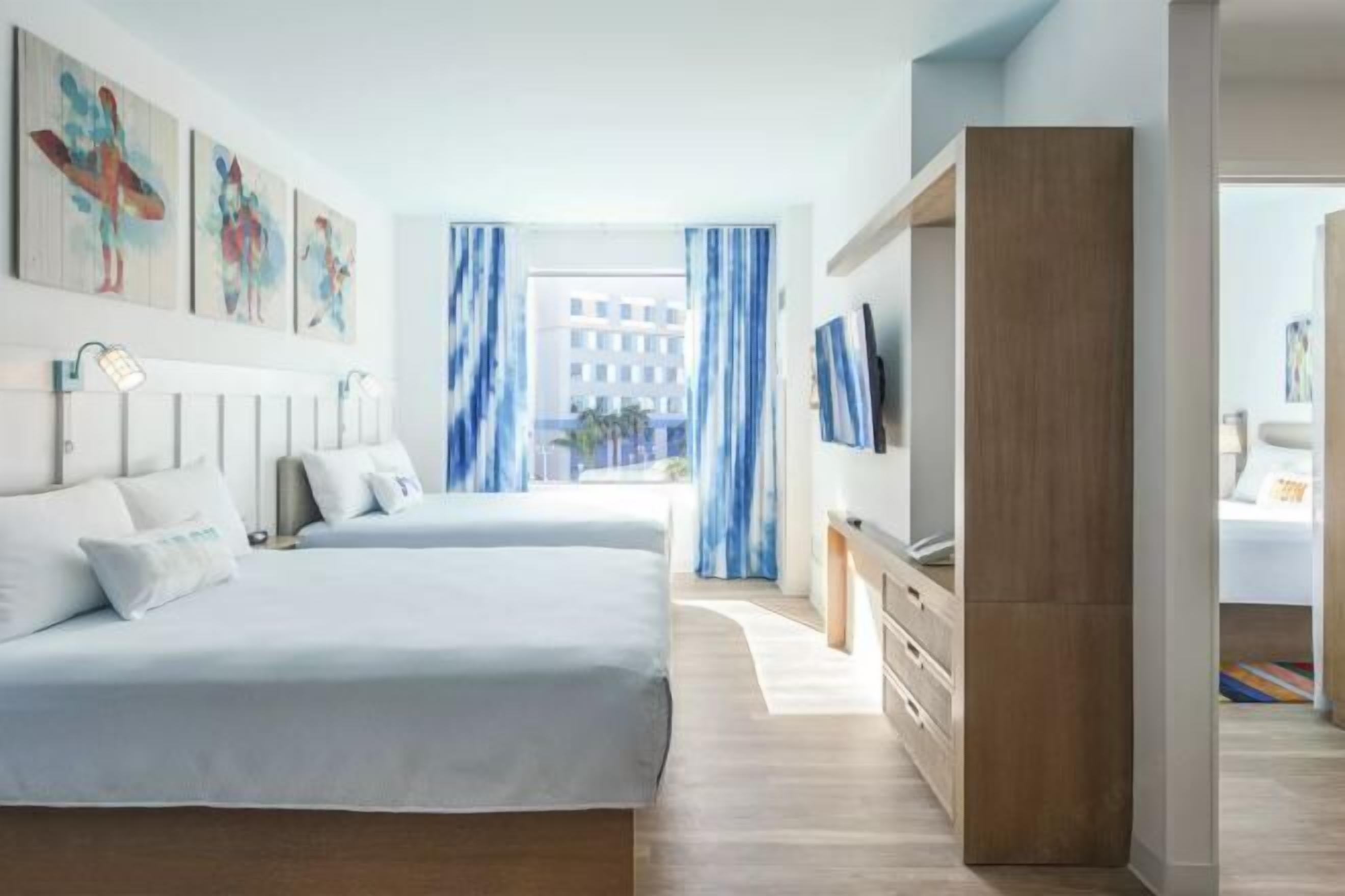 Safe på rommet, skrivebord, strykejern/-brett og barnesenger (inkludert)