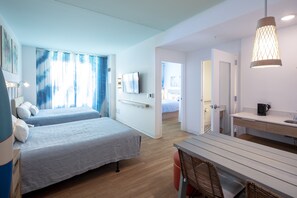 Caixa forta a l'habitació, escriptori i planxa i posts de planxar 