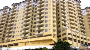 Un immeuble à plusieurs étages, doté de balcons et d’une enseigne indiquant « CRYON IMPERIAL COURT ».