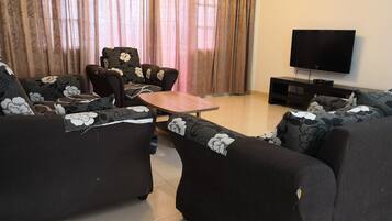 Basic Apartment, 3 Bedrooms | Ruang tamu | TV LCD