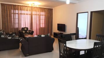 Basic Apartment, 3 Bedrooms | Ruang tamu | TV LCD