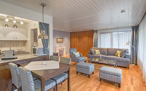 Deluxe-Apartment, Terrasse | Wohnzimmer | 32-Zoll-Flachbildfernseher mit Kabelempfang, Plasmafernseher, DVD-Player