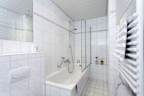 Appartement Supérieur, 2 chambres | Salle de bain | Sèche-cheveux, peignoirs, chaussons, serviettes fournies