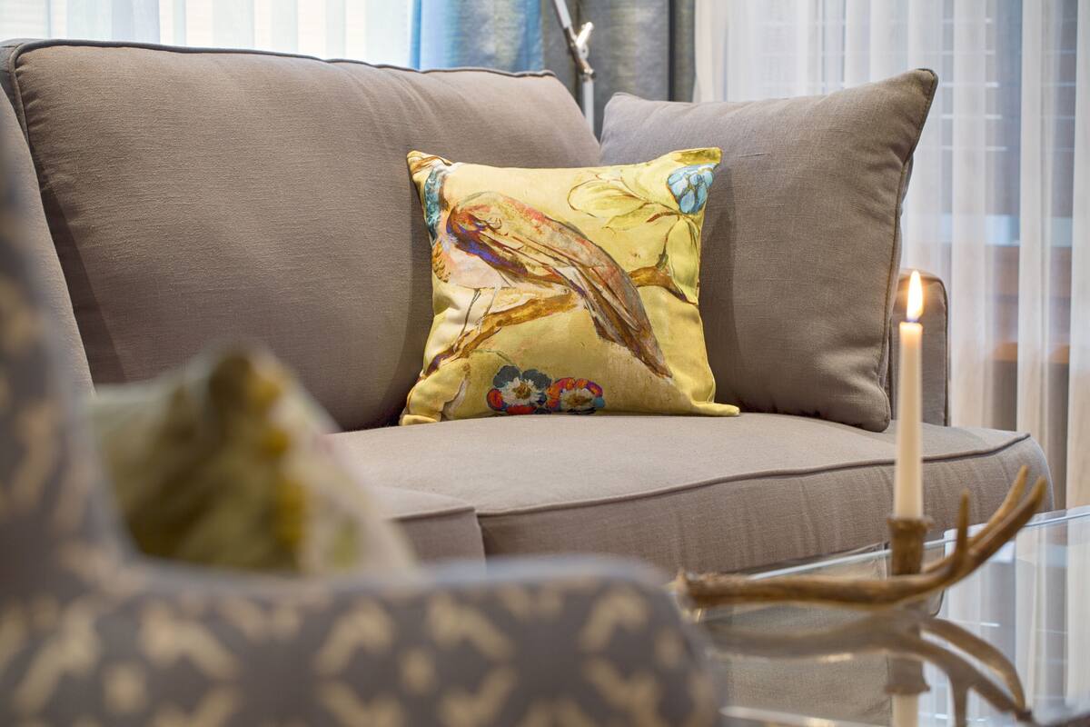 Deluxe appartement, terras | Woonruimte | Een 32-inch flatscreentelevisie met kabelzenders en een plasmatelevisie