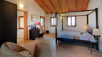 Luxury-Doppelzimmer, Whirlpool | Schreibtisch, schallisolierte Zimmer, kostenloses WLAN, Bettwäsche