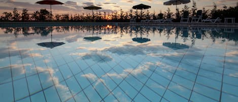 Piscina all'aperto, lettini