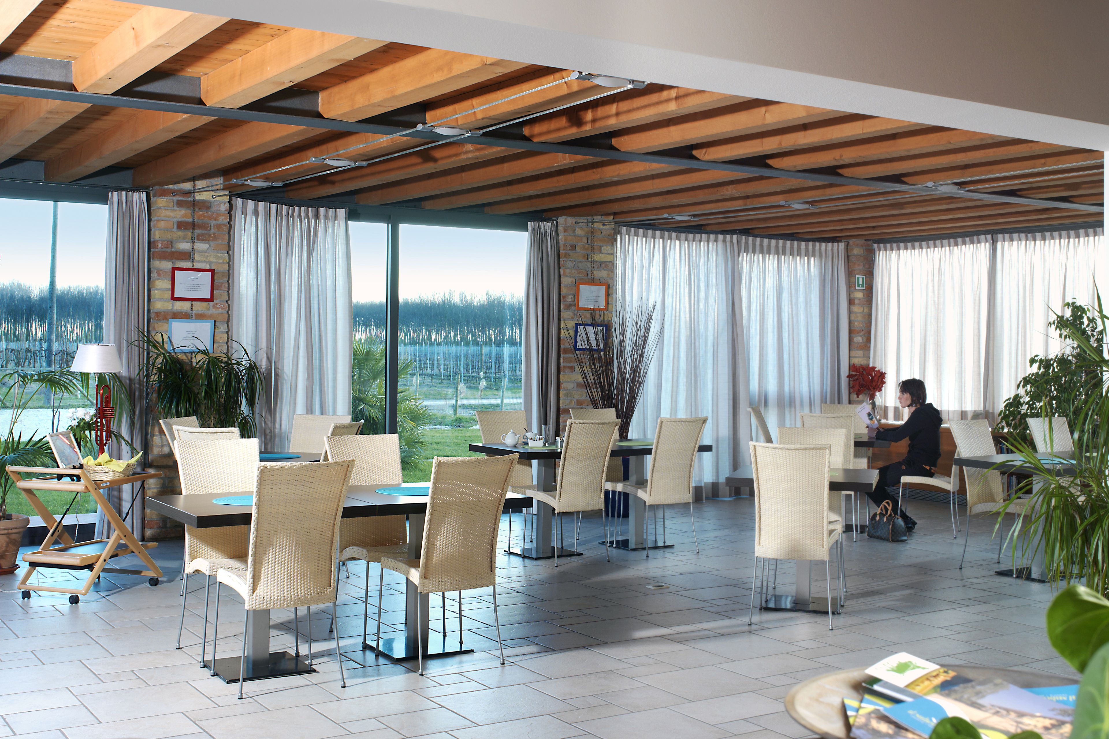 每日供應吃到飽早餐 (每人 EUR10)