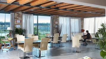 Tägliches Frühstücksbuffet (10 EUR pro Person)