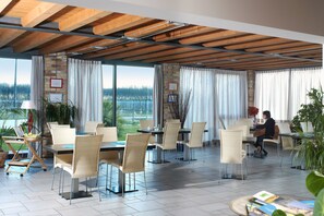 Desayuno buffet (EUR 10 por persona)