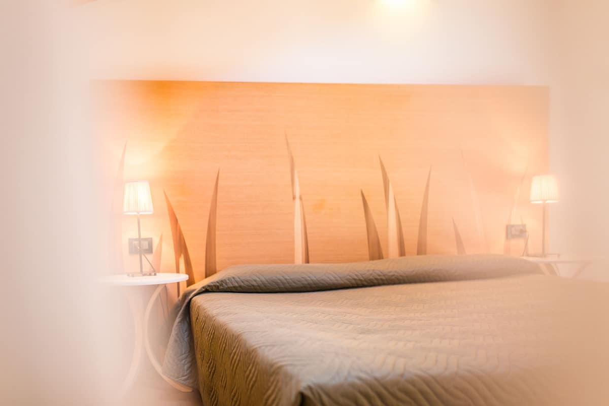 Escritorio, insonorización, wifi gratis y ropa de cama