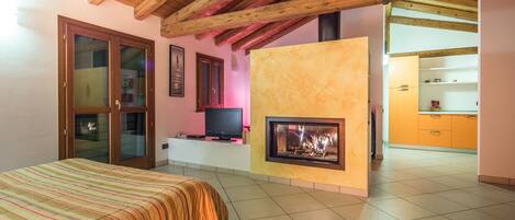 Apartamento, lareira | Área de estar | TV