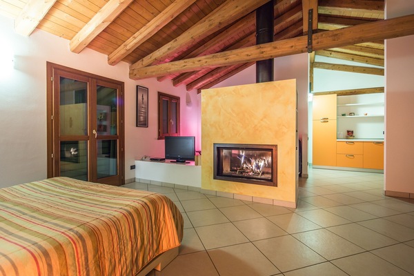 Departamento, chimenea | Área de sala de estar | Televisión