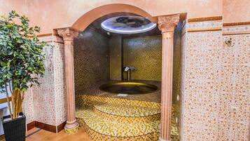 Sauna, poreallas, höyrysauna, turkkilainen sauna, vartalohoitoja