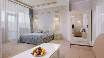 Tallelokero huoneessa, työpöytä, pimennysverhot, äänieristys