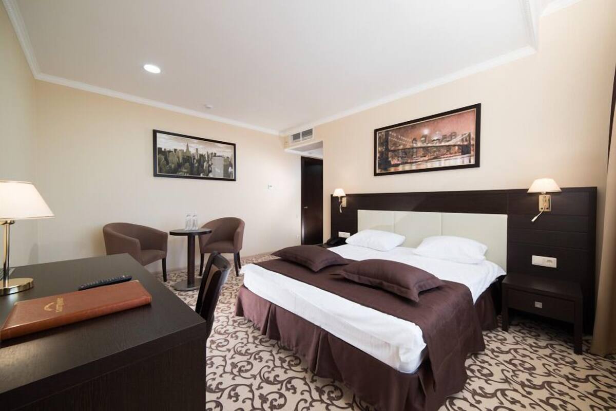 Standard Double Room | Peti besi dalam bilik, meja, langsir/tirai gelap terus, kalis bunyi