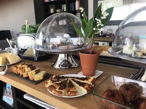 Free daily buffet breakfast  - Villa Kilauea B&B (Nice)